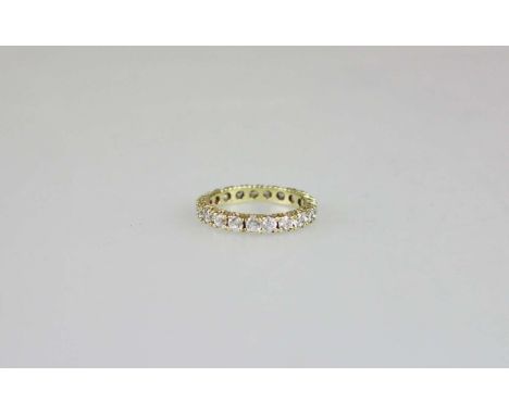 Eternity-/ Memoire-Ring mit weißem Steinbesatz, 585er Gelbgold, gemarkt, Schiene rundum gefasst mit 20 Glassteinen, EU-RM: 55