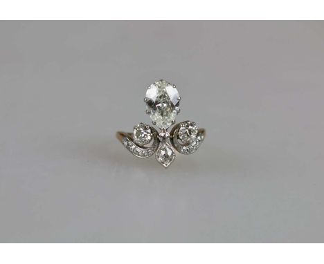 Ring mit Altschliffdiamanten, 585er Roségold und ca. 950er Platin, sehr schmale geschwungene Ringschiene, schauseitig in stil