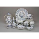 Meissen, Kaffee-Service "Zwiebelmuster" mit Rot und Gold, 30-teilig, 20. Jh.