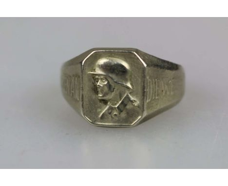 Wehrmacht Fingerring "Andenken an die Westfront" um 1939/40. Ring aus Alpacca, Soldat mit Stahlhelm, seitlich Beschriftung, R