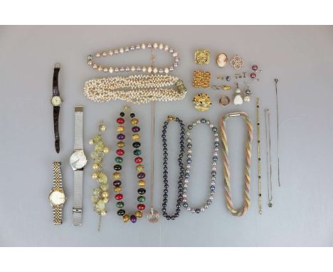 Konvolut Mode- und Silberschmuck, ca. 32 Stück, darunter Armbanduhren, Armbänder, Ohrringe, Ring, Schal- und Kettenclips, Bro