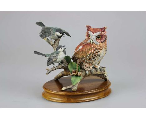 Hutschenreuther Schreieule auf einem Ast sitzend mit Vogelpärchen. Entwurf Gunther R. Granget, Biskuitporzellan naturalistisc