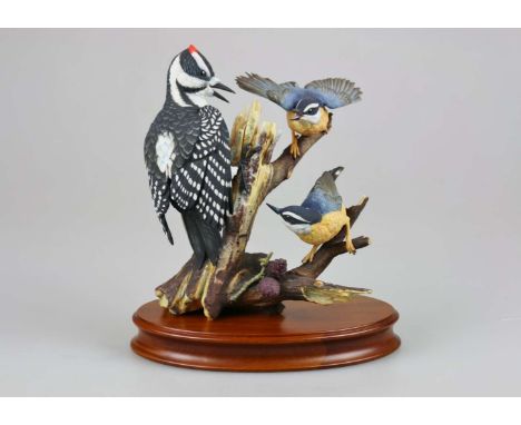 Hutschenreuther Buntspecht auf einem Ast sitzend mit Vogelpärchen. Entwurf Gunther R. Granget, Biskuitporzellan naturalistisc