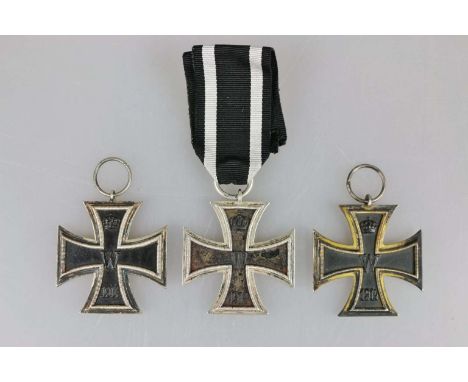 Drei Eiserne Kreuze 2. Klasse 1914. 1x im Ring gestempelt "CD 800" für Carl Dillenius, Pforzheim, Band evtl. neuzeitlich und 