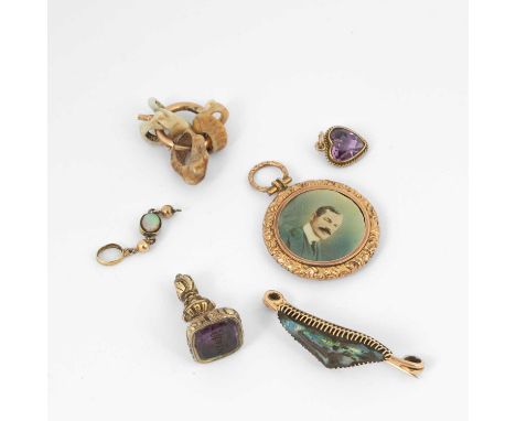 An Edwardian yellow metal and boulder opal bar brooch, the irregular triangular boulder opal in claw settings, approximately 
