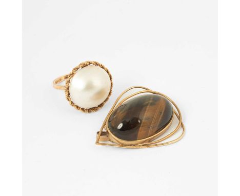 A tiger's eye pendant/brooch set in 9ct gold and a 9ct gold and cultured pearl set ring, size R, approximately 22.2g (2) Good