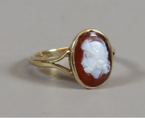 A Victorian 9ct gold hardstone cameo ring with profile portrait of a gladiator on split shoulders, size M.