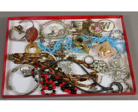 A tray of vintage costume jewellery including agate necklace and paste set brooches etc.