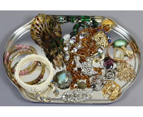 A tray of vintage costume jewellery including paste and simulated pearl brooches, faux tortoiseshell hair ornaments and neckl