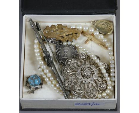 A small collection of vintage jewellery including rolled gold, Edwardian paste set bar brooch and filigree roundel brooch.