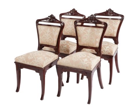 Set of four Victorian chairs; England, late 19th century.Carved mahogany wood.Measurements: 93 x 46 x 47 cm.Set of four Engli