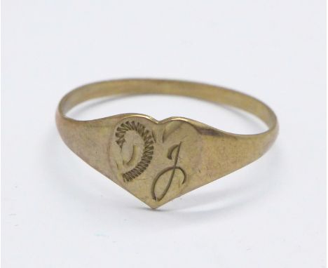 A 9ct gold heart shaped ring, 1.1g, Q 