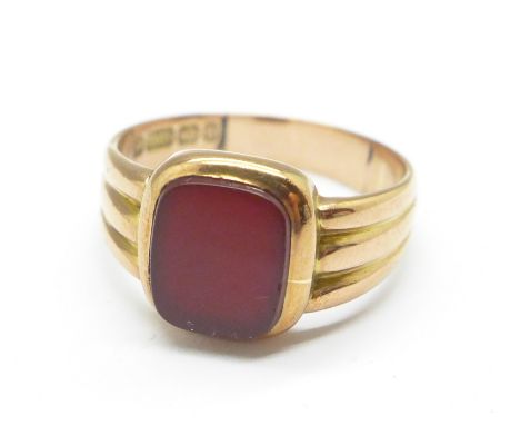 A Victorian 9ct gold and redstone ring, Birmingham 1892, 6.1g, V 