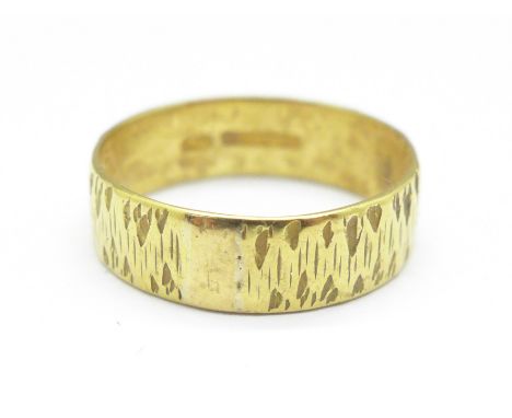 An 18ct gold wedding ring, 3.7g, P 