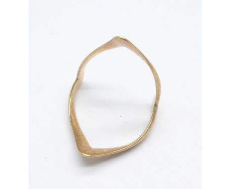 A 9ct gold wishbone ring, 2.2g, O 