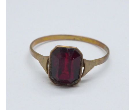 A 9ct gold, red stone ring, 1.3g, Q, a/f 