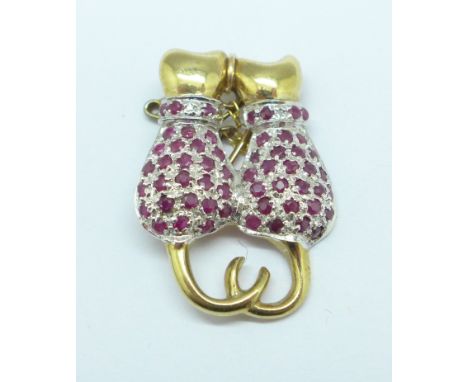 A 9ct gold, ruby and two small diamond set cat brooch/pendant, 4.6g 