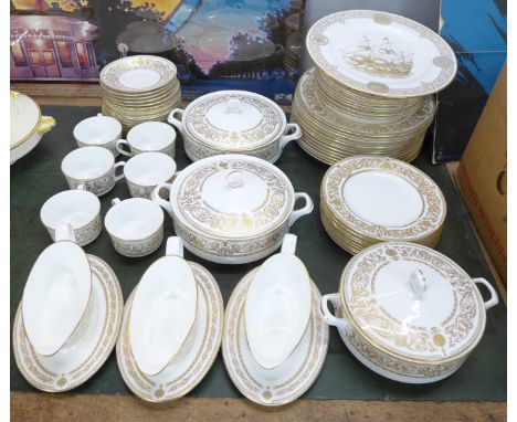 A Royal Worcester Hyde Park tea and dinner service comprising 14 dinner plates, 12 tea plates, 11 bowls, 9 side plates, 6 cup