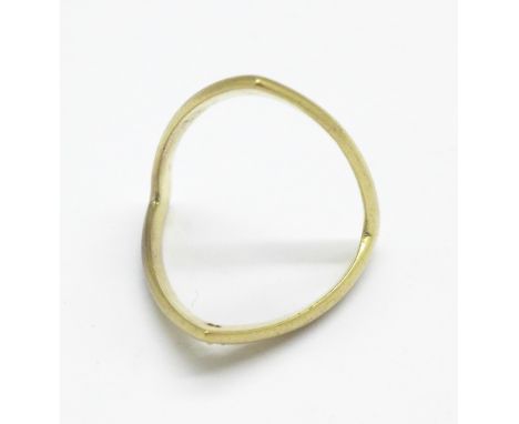 A 9ct gold wishbone ring, 2.3g, J/K 