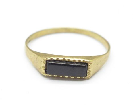 A 9ct gold and onyx ring, 1.1g, P 