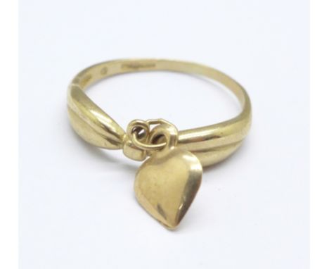 A 9ct gold ring with heart shaped charm, 1.8g, O 