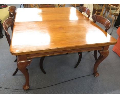 Late Victorian / early 20th century mahogany wind-out dining table on cabriole legs, pad feet and ceramic castors (with winde