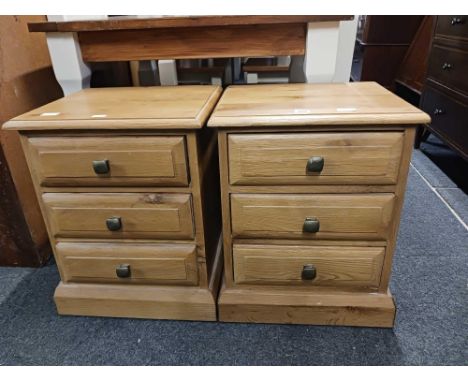 PAIR OF LIGHT OAK MATCHING BEDSIDE CHEST OF 3 DRAWERS