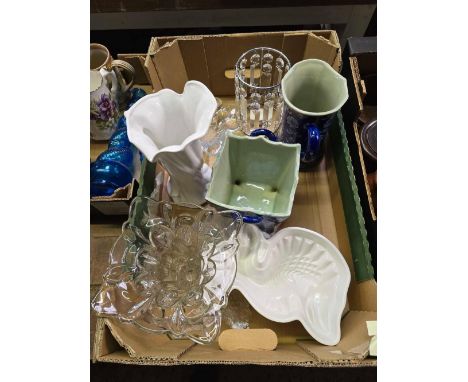 CARTON WITH BLUE & WHITE PLANTER & JUG, SEAHORSE JELLY MOULD, WHITE LADY VASE & OTHER GLASSWARE