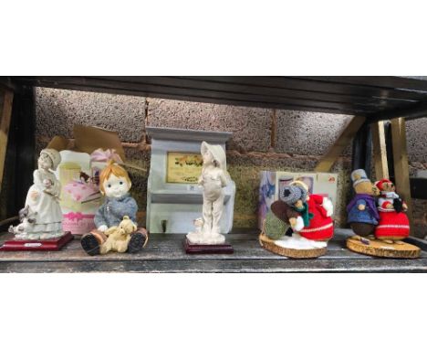 SHELF OF NOVELTY CHILDREN'S FIGURES, 2 BOXES OF DOLLS HOUSE BATHROOM FURNITURE & A SMALL HANGING RACK