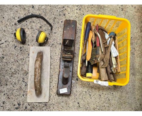 SMALL CARTON OF MISC HAND TOOLS INCL; A VINTAGE WOOD BLOCK PLANE