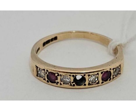 A SEVEN STONE RUBY & DIAMOND RING (1 STONE MISSING) SET IN GOLD, SIZE 'P'