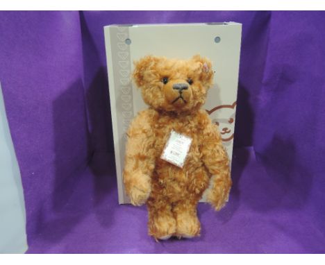 A modern Steiff limited edition Teddy Bear 2005, having growling mechanism, white tag, 2262/4000 with certificate and boxed