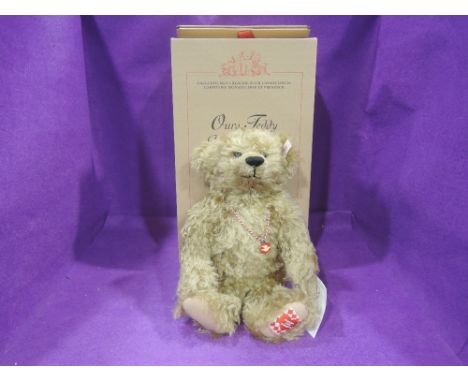 A modern Steiff limited edition U Pitchoun (the little one) Teddy Bear having growling mechanism and white tag 1713/2000, wit