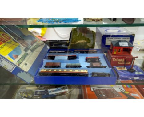 VINTAGE HORNBY DUBLO EDG17 TRAIN SET & ACCESSORIES