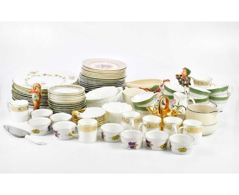 A mixed collection of sundry ceramics to include Evesham ware, a Royal Worcester Regency pattern part dinner service, plates,