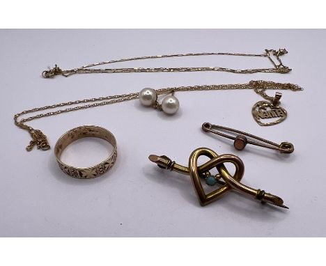 A selection of gold jewellery comprising a pair of 14k stamped diamond and cultured pearl studs, a decorative 9ct gold band r