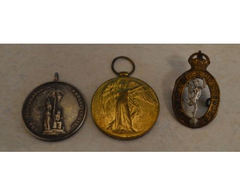 WWI Victory medal awarded to 800887 Gnr F Cooper, R A, India army temperance medal & a Royal Corps of Signals cap badge