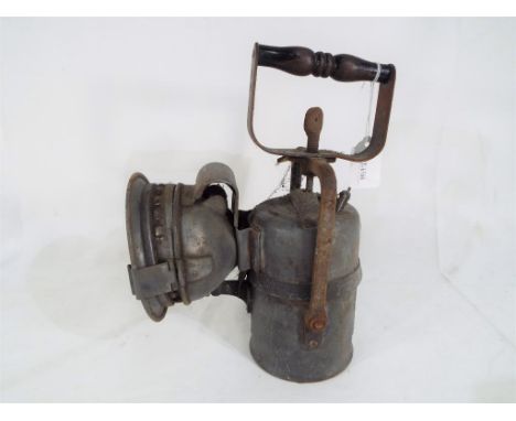 Railwayana - a British Rail railway lamp by The Premier Lamp and Engineering Co.Ltd. Leeds This lot MUST be paid for and coll