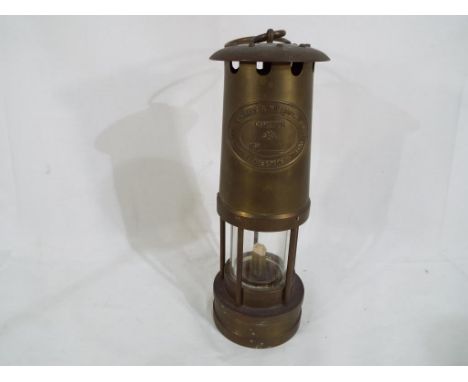 An E Thomas & Williams Ltd brass bodied miners lamp, Cambrian type marked No 157448. Approximately 25 cm (h) Est £40 - £60 Th