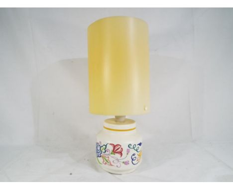 Poole pottery -  A ceramic Poole pottery table lamp with floral decoration, with shade. Total height including shade 35 cm. E