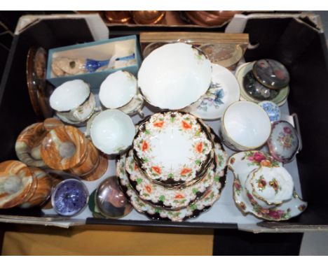 A good mixed lot to include ceramics by Royal Albert decorated in the Old Country Roses pattern, Royal Worcester part tea ser