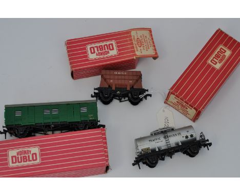 3 X HORNBY DUBLO WAGONS TO INCLUDE H626 PRESFLO CEMENT, H679 TANK WAGON TRAFFIC SERVICES AND H323 5 R GREEN UTILITY VAN WITH 