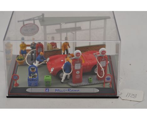 TOY WORLD COLLECTIBLES HONGWELL ITEM 201-02 GASOLINE STATION IN PRESENTATION CASE VGC