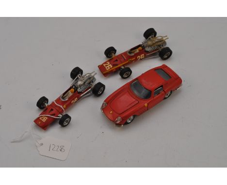 3 DINKY TOYS FERRARIS SCALE 1:22 AND 1:43 FC