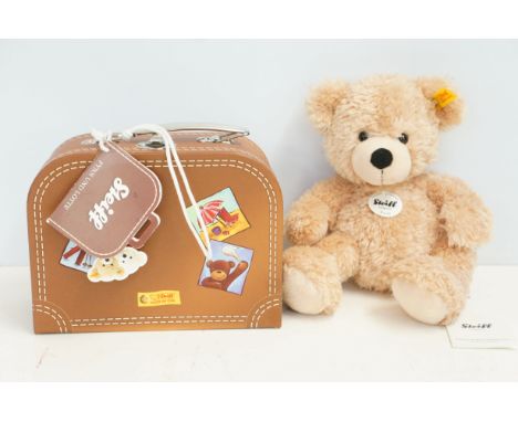 Steiff teddy bear Fynn with original labels &amp; suitcase 