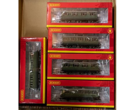5 Hornby Hobbies Southern Railway 6 Wheel Coaches. 2x 1st Class Coach with lights (R.40131 and R.40132). 2x 3rd Class Coaches