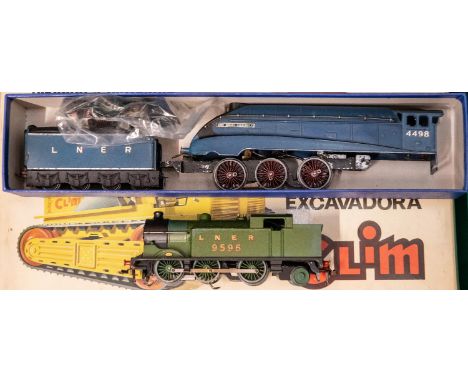 2x Hornby Dublo locomotives for 3-rail running. A repainted LNER Class N2 0-6-2T locomotive, 9596, in green. The remains of a