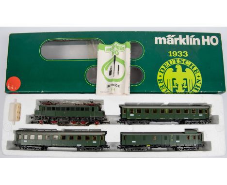Marklin HO gauge railway train pack (2850). Comprising Deutsche Reichsbahn electric pantograph locomotive, E04 14. Together w