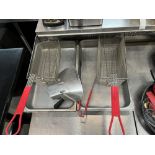 LOT: (2) Paniers pour friteuse et scoop