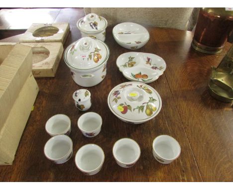 Small quantity Royal Worcester oven to tableware including Evesham and Evesham Vale pattern.